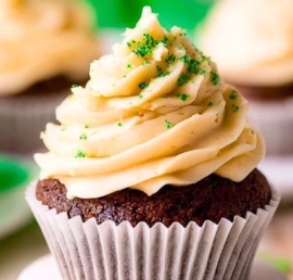 Delicious easy Irish cupcakes with festive decorations