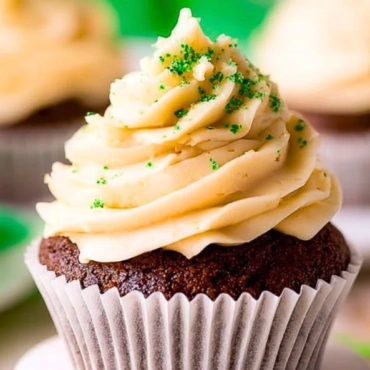Delicious easy Irish cupcakes with festive decorations