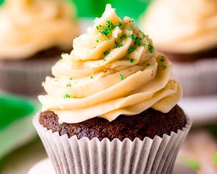Delicious easy Irish cupcakes with festive decorations